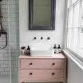 Różowa szafka w łazience