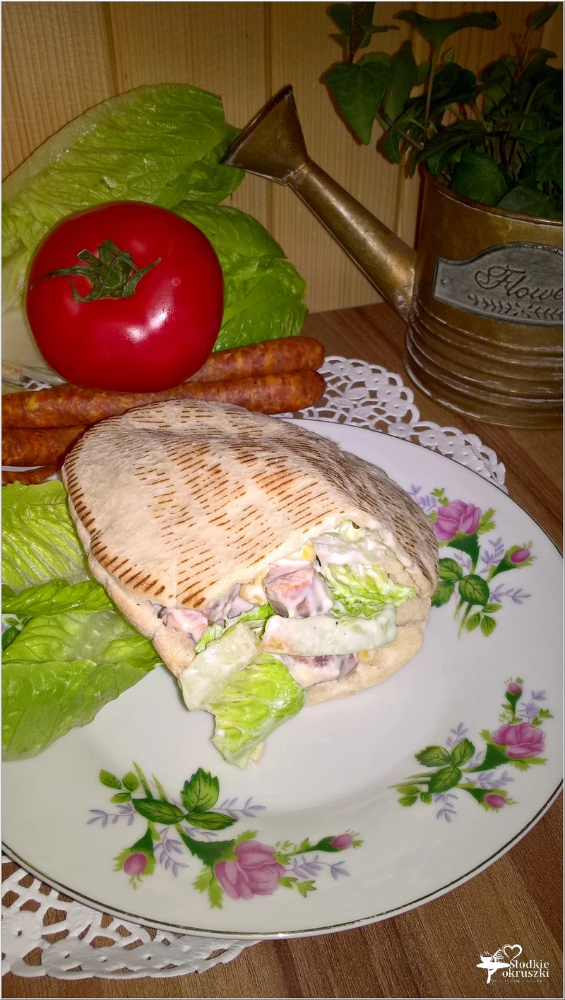 Szybki obiad. Pita z frankfurterkami w domowym sosie.