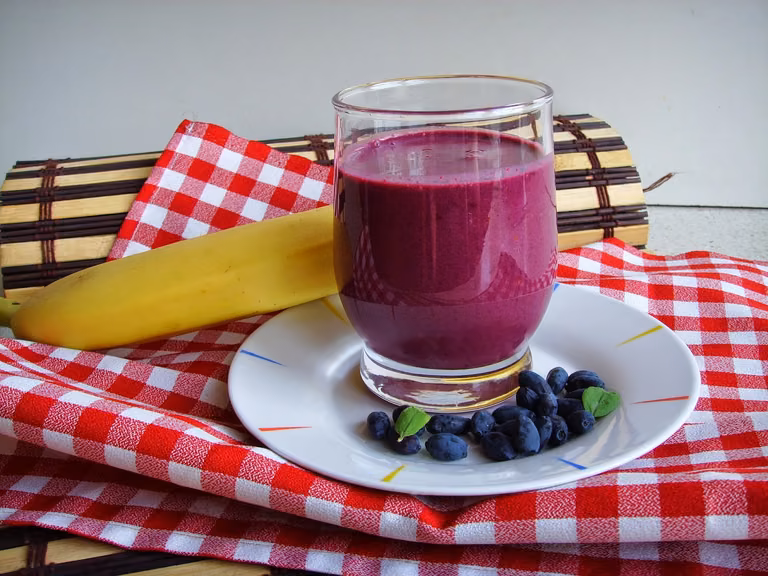 Koktajl z jagody kamczackiej i banana. Pyszny orzeźwiający deser.