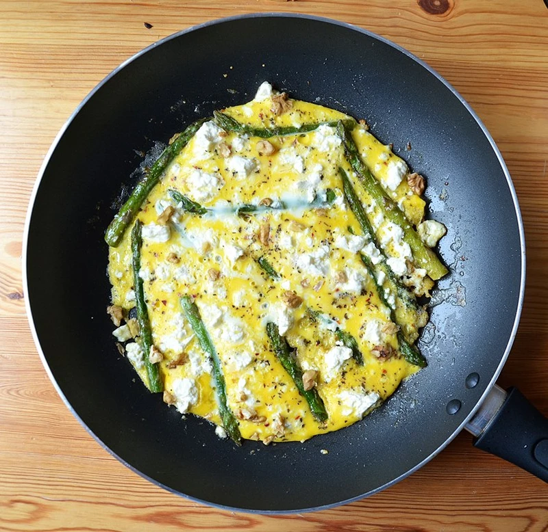 Omlet ze szparagami i białym serem