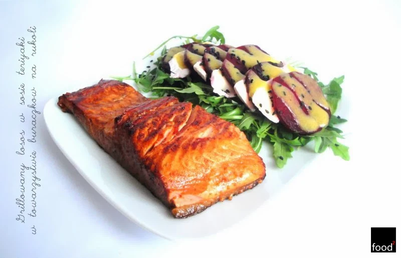 Grillowany łosoś w sosie teriyaki w towarzystwie buraczków na rukoli
