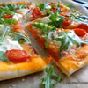 Pizza z rukolą, pomidorkami, mozzarellą i mascarpone