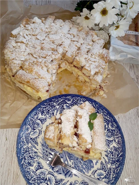 Szybka kremówka z malinową konfiturą (bez pieczenia)