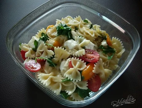 Farfalle z mozzarellą, rukolą i pomidorkami
