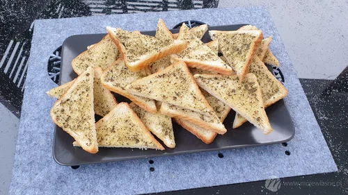 Trójkąciki ziołowe z chleba tostowego - Spróbuj koniecznie!