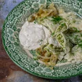 Lato w kuchni nawet zimą - pierogi z zielonym groszkiem i fetą oraz puree  karmelizowanej cebuli
