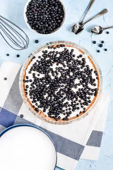 Tarta z bitą śmietaną i jagodami