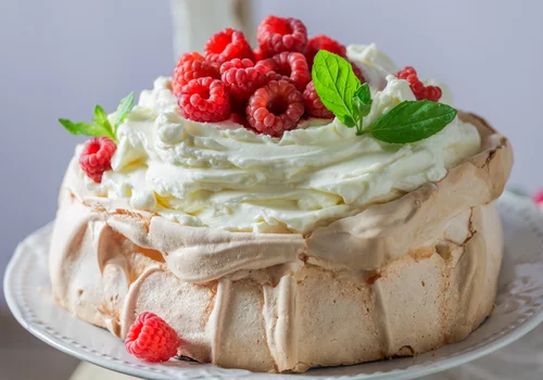 Lekka jak chmurka beza Pavlova z malinami – delikatny i elegancki deser!