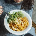 Makaron w 15 minut - z sosem pomidorowym i kiełkami