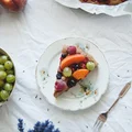 Jogurtowe ciasto z letnimi owocami i lawendowym lukrem
