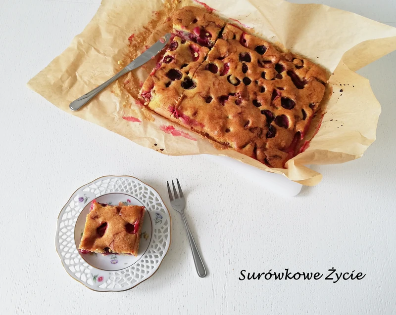 Ucierane ciasto z truskawkami i czereśniami (bez glutenu, bez cukru)