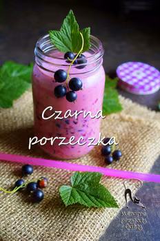 Jogurtowy koktajl z czarną porzeczką