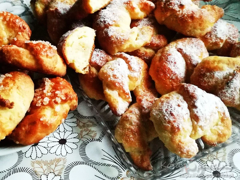 Rogaliki drożdżowe z pigwą