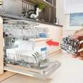 Wrzuć dwie kulki z folii aluminiowej do zmywarki! Efekt cię zaskoczy!