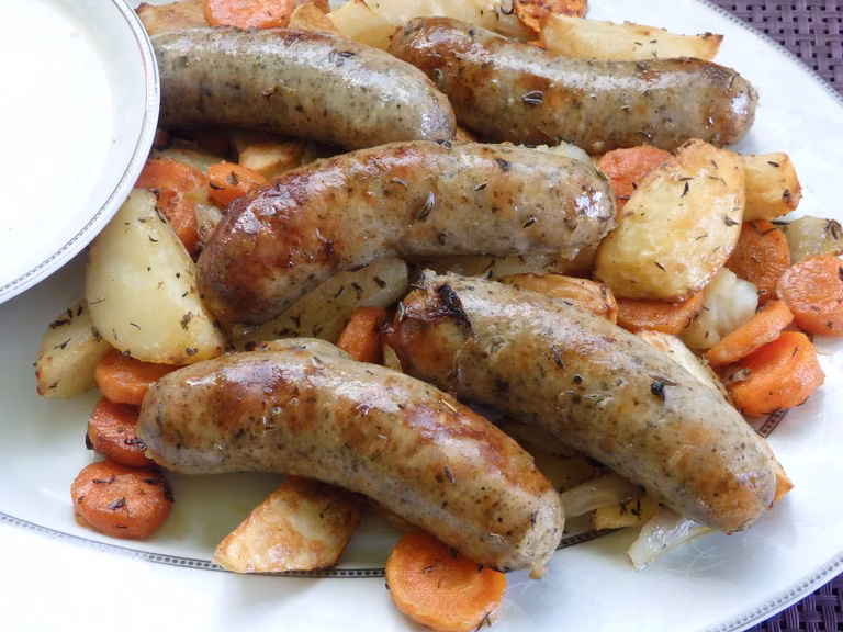 Biała kiełbasa pieczona z warzywami