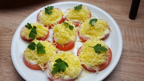 Pomidory z czosnkiem i serem-szybka przekąska