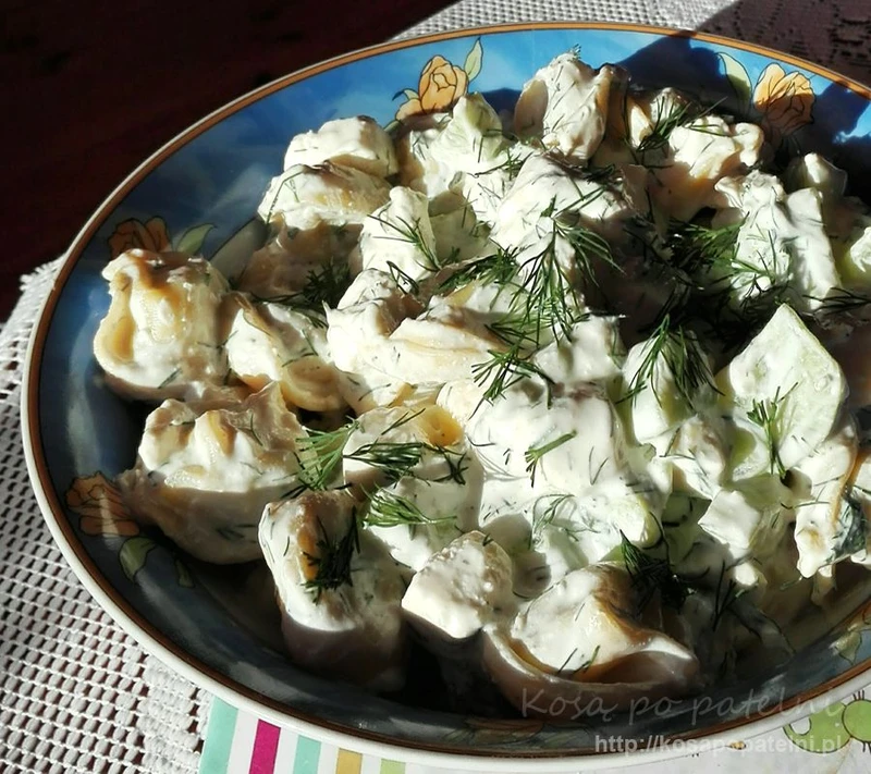 Sałatka z tortellini, fetą i ogórkiem