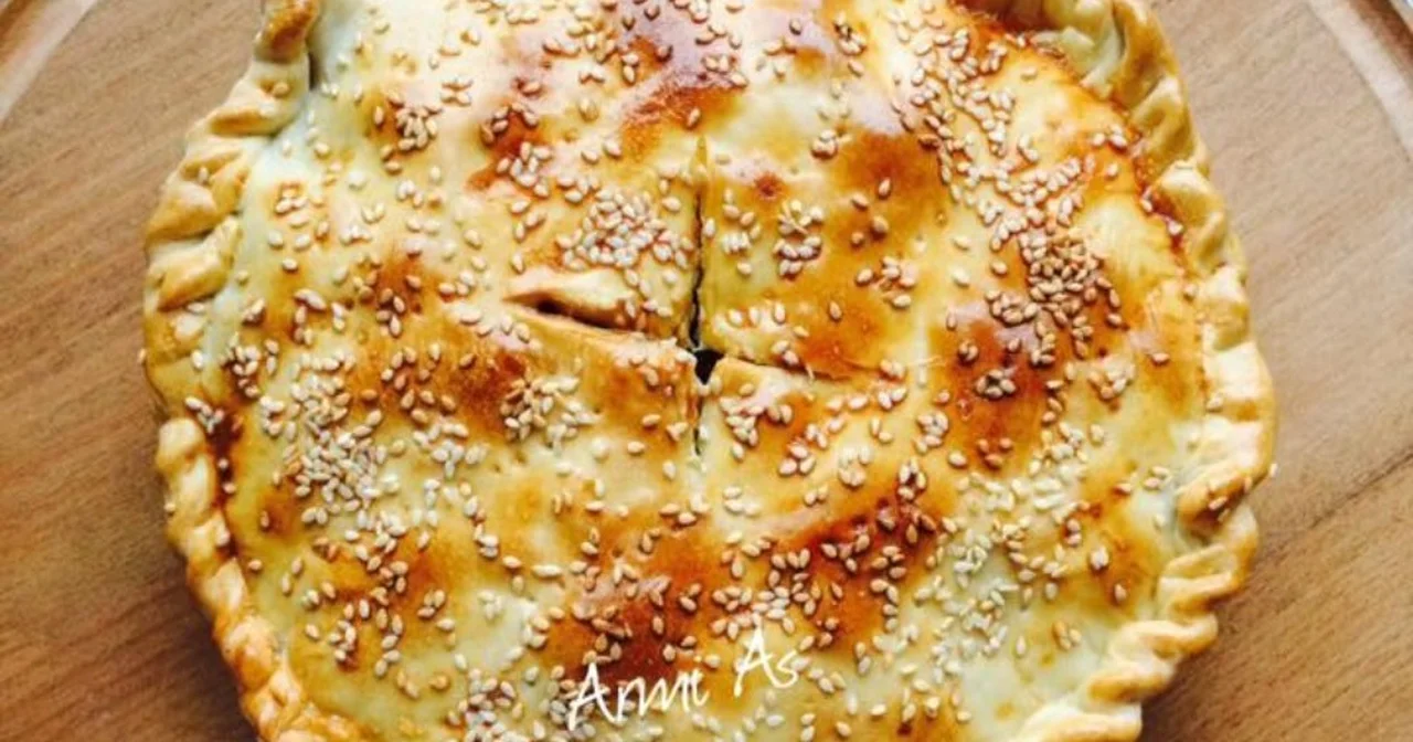 Fitchi- narodowy placek turkmeński z mięsem i cebulą