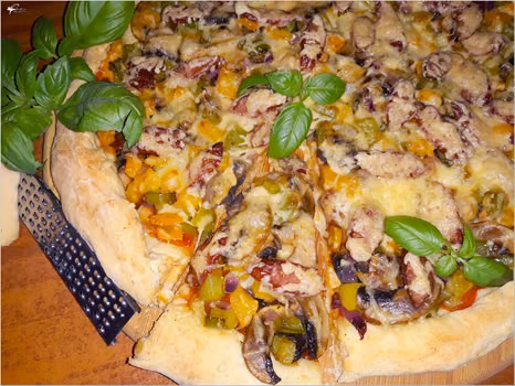 Prosta domowa pizza z kolorowym farszem