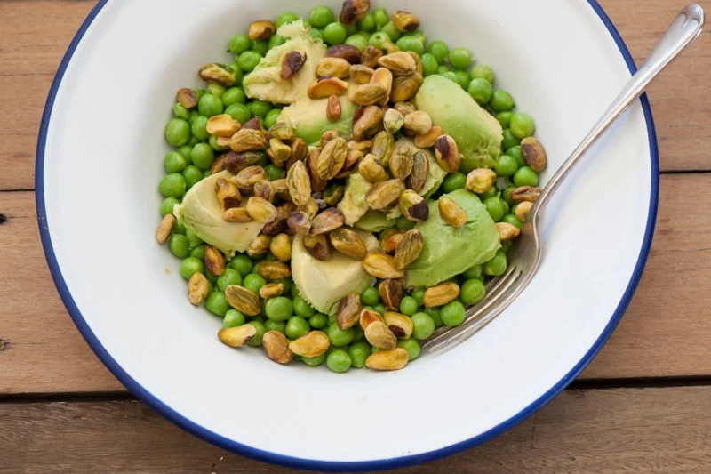 http://cookmagazine.pl/salatka-z-groszku-awokado-i-pistacji/