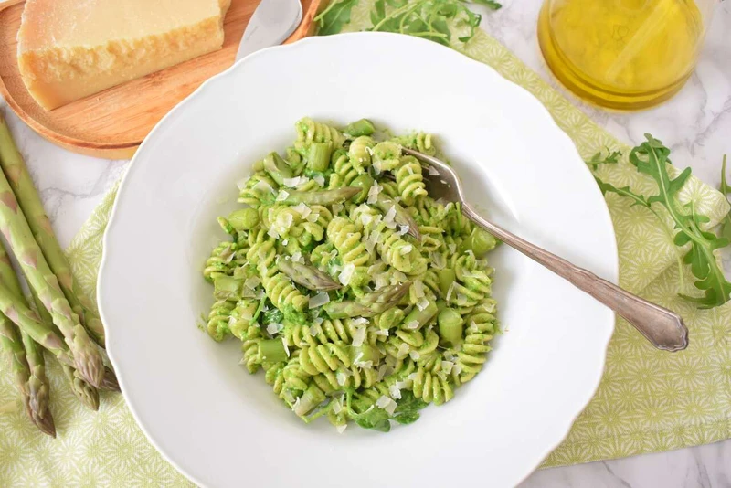 Makaron ze szparagami i pesto z rukoli