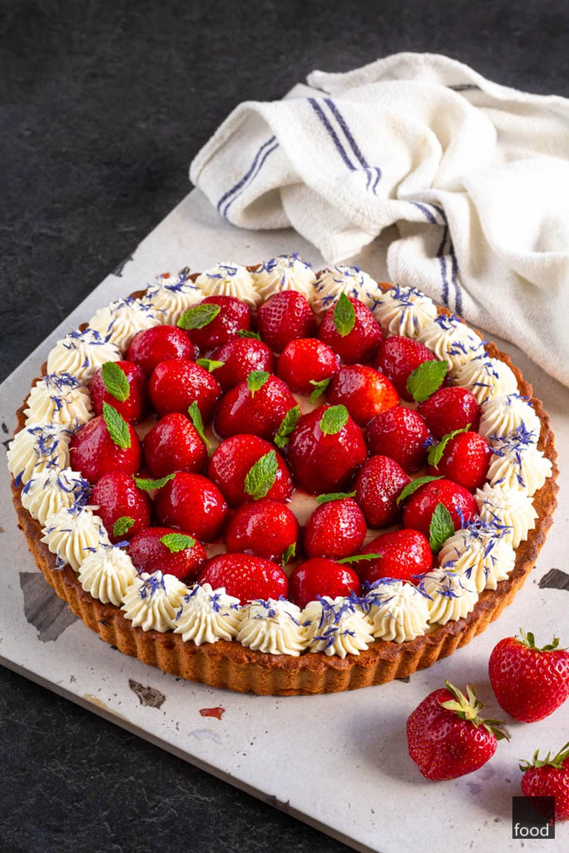 Tarta z truskawkami, miętą, kremem waniliowym i bitą śmietaną