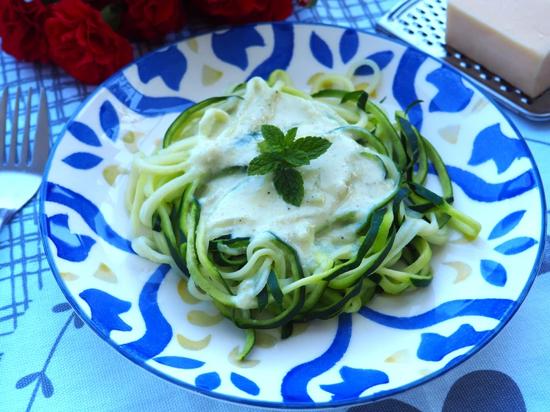 CUKINIOWE SPAGHETTI Z SOSEM SEROWYM