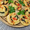 Ślimaczki z ciasta francuskiego z dodatkiem szpinaku i mozzarelli