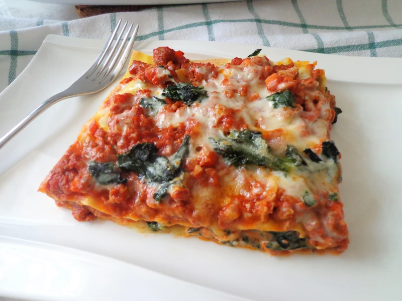 Lasagne z mięsnym ragù i jarmużem
