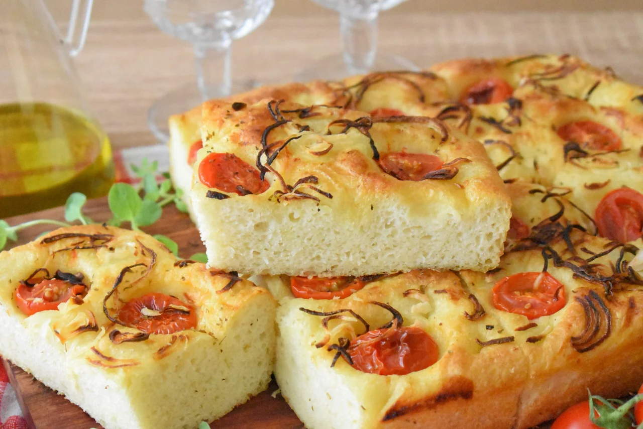 Puszysta "focaccia molisana" z ziemniakami, pomidorami i cebulą