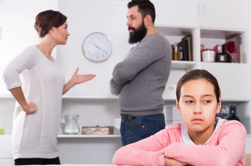 Czy dziecko powinno wiedzieć o zdradzie jednego z rodziców? Mówić czy milczeć