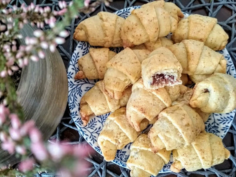 Szybkie rogaliki krucho-drożdżowe z czekoladą