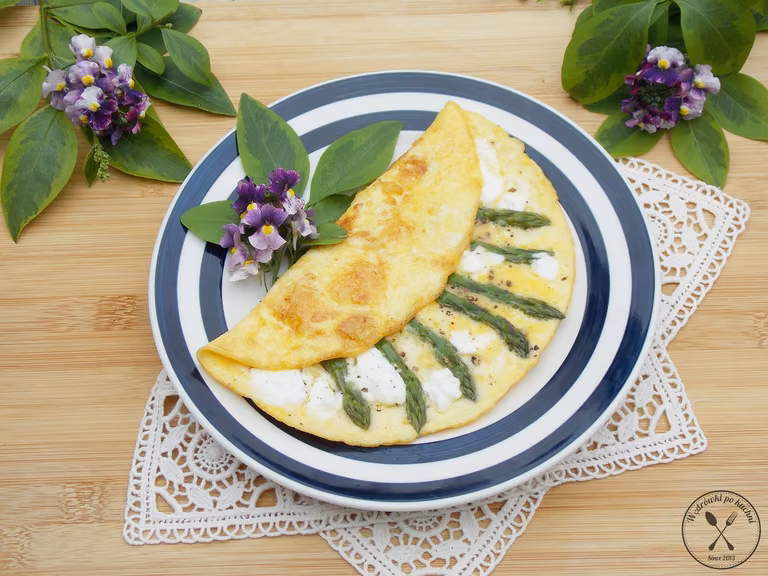 Omlet francuski ze szparagami i kozim serem