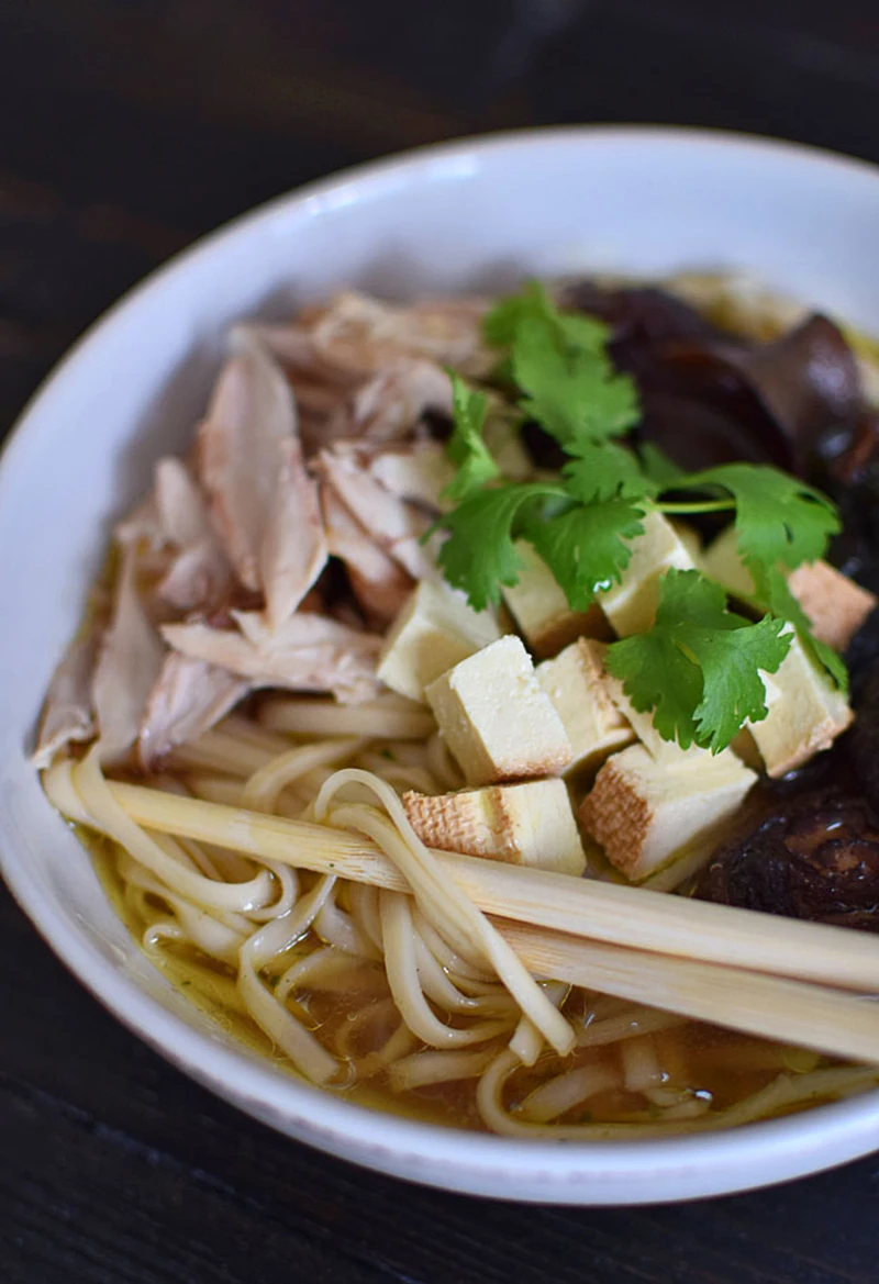 Ramen z kurczakiem i wędzonym tofu