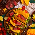 Tacos z wołowiną i salsą z awokado i mango