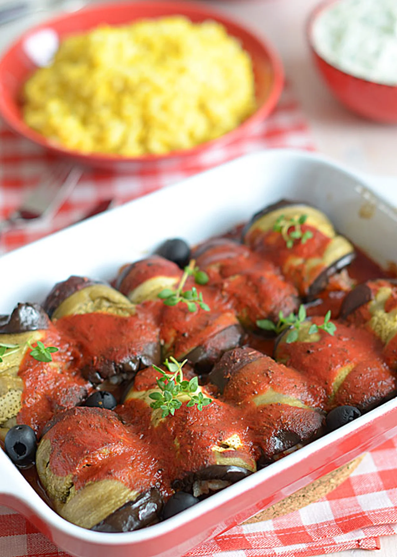 Roladki z bakłażanów z nadzieniem z mięsa i ryżu, zapiekane w sosie pomidorowym