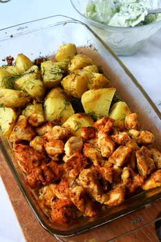 PIECZONY KURCZAK Z CZOSNKOWYMI ZIEMNIACZKAMI