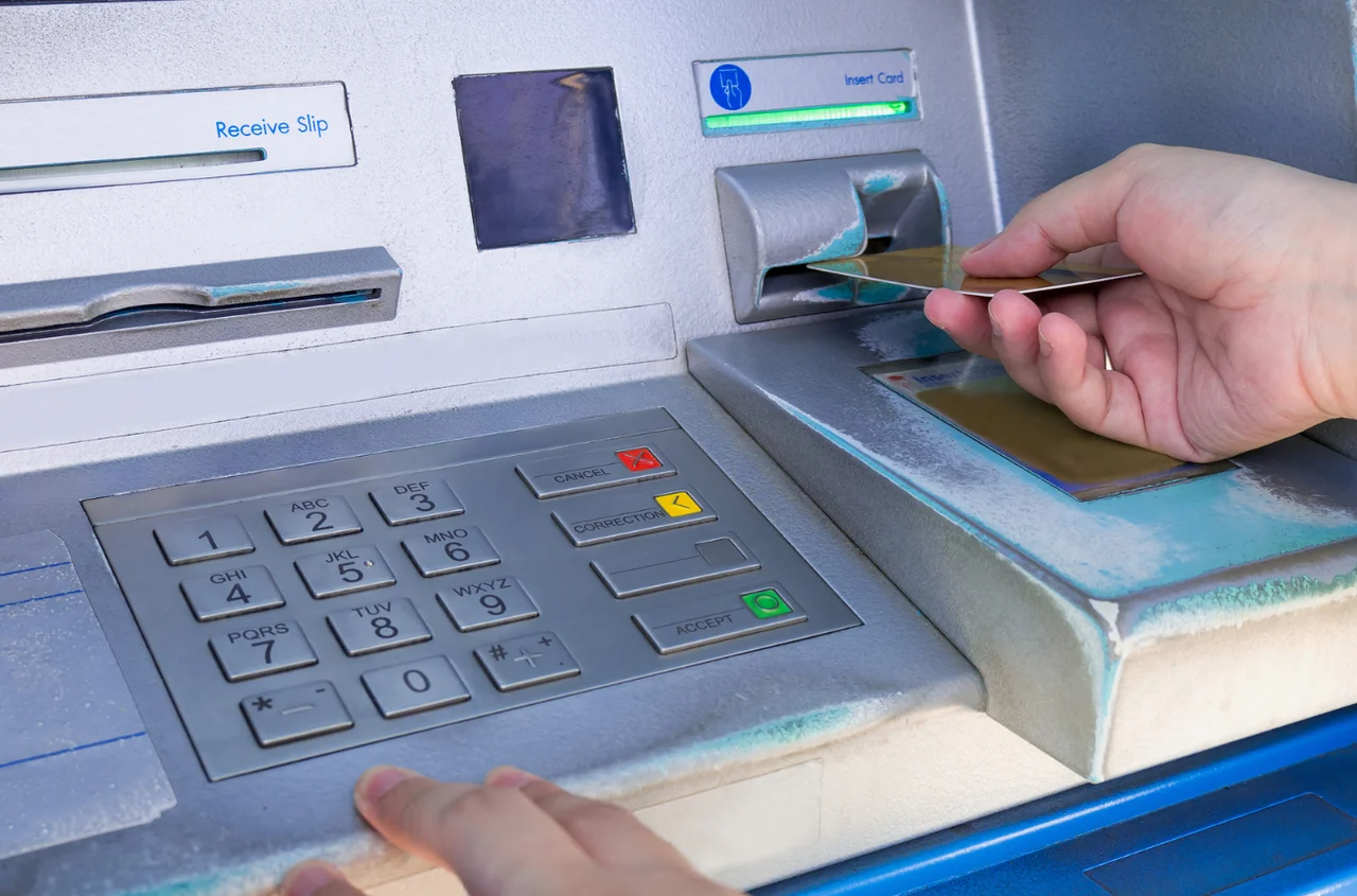 Koniec z kartami w bankomatach? Technologia NFC zmienia sposób wypłat