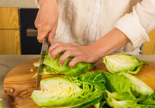 Młoda kapusta nie lubi towarzystwa! Z czym jej nie łączyć, by nie straciła smaku?