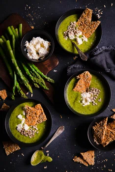Zupa krem z zielonych szparagów i brokułu