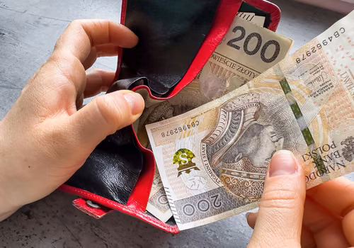 3,6 miliona Polaków zarobi więcej pieniędzy. Co się zmieni w płacy minimalnej od 2026 roku?
