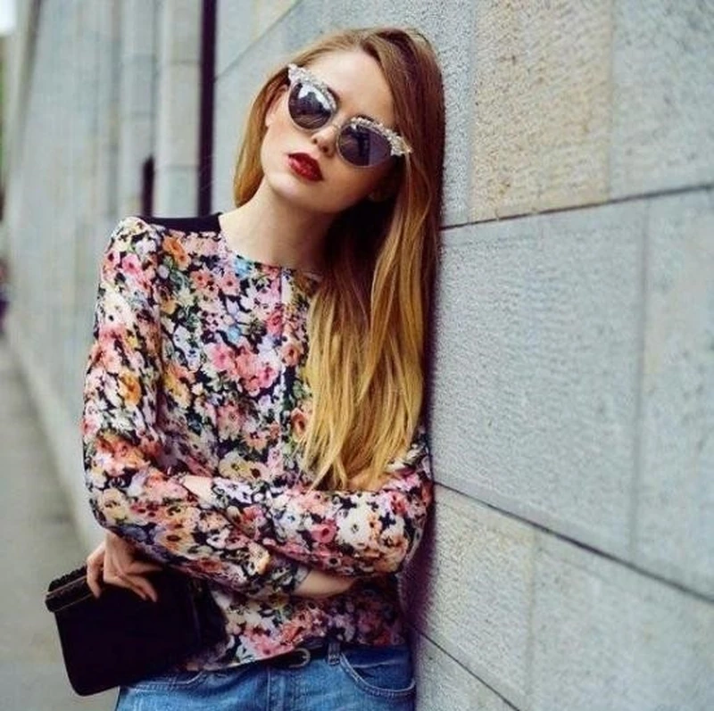 Kwiecista bluza i świetne okulary- fajny outfit