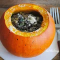 Pieczona dynia  faszerowana quinoa, soczewicą i szpinakiem