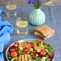 Sałatka z serem halloumi, truskawkami i melonem