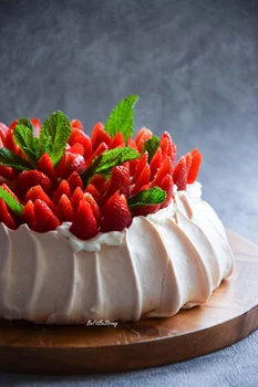 Beza Pavlova - tort bezowy z truskawkami