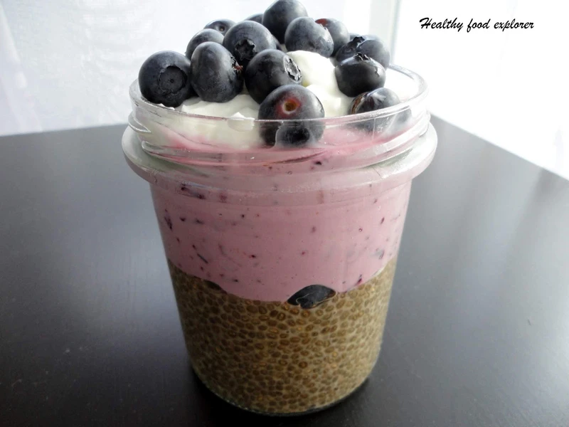 Deser z nasionami chia i borówkowym smoothie