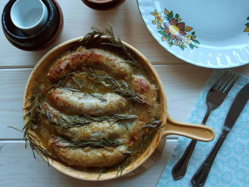 BIAŁA KIEŁBASA PIECZONA Z SOSEM MIODOWO-MUSZTARDOWYM I ROZMARYNEM