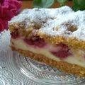 Kruche ciasto z malinami i pianką budyniową