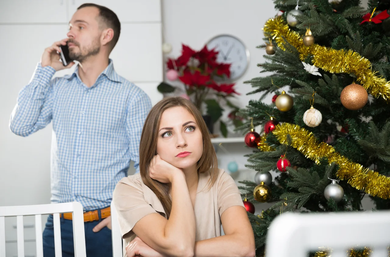 „Mąż przesiedział Wigilię z telefonem w ręku. Nawet nie zauważył, że płakałam” - pisze Iwona [LIST]