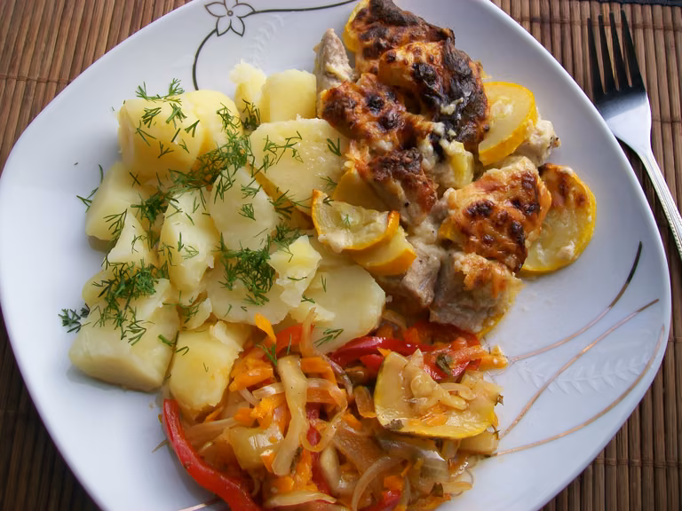 Schab z cukinią zapiekany pod sosem serowym